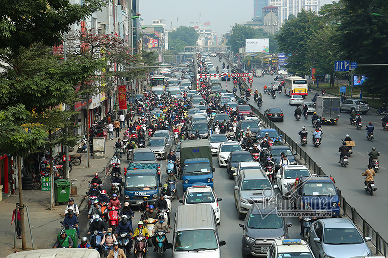 Tắc khủng khiếp giữa trưa từ ngõ ra đường lớn Hà Nội